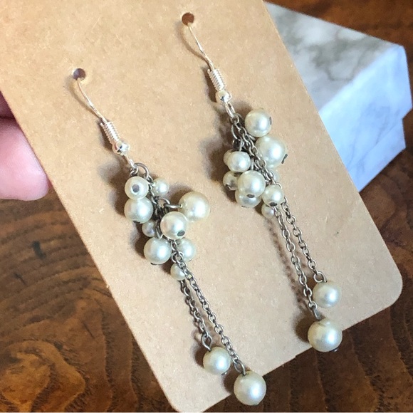 Vintage Jewelry - Vintage chained white pearl cluster dangle earrings